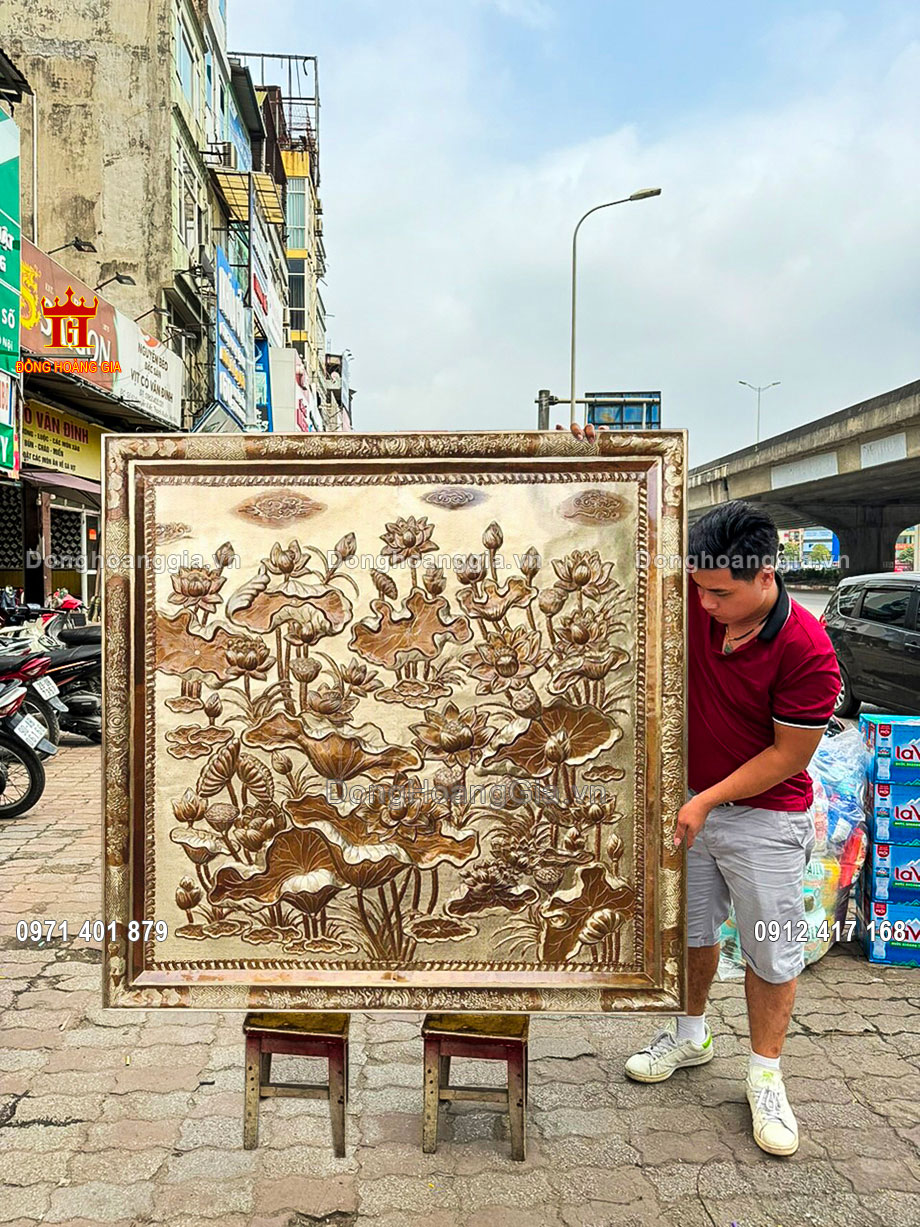Tranh phù điêu hoa sen bằng đồng được chế tác hoàn toàn thủ công truyền thống